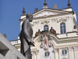 Tomas Garigue Masaryk szobra őrzi a vár bejáratát